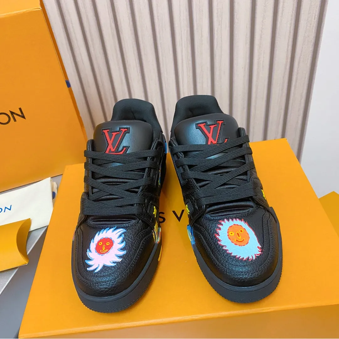 👟👟Ex-factory price 840👟👟 Lujia LV Trainer series Classic hot-selling sneakers are originally developed and heavily invested in quality building. The eye-catching innovation in the upgrading and re-engineering project. The upper is made of finely selected calf leather. Craftsmanship details: topstitching, handwritten notes. LV letters on the tongue and side. Handwritten Louis Vuitton logo on the side. Luggage tag on the side. LV on the back. U👟👟Ex-factory price cycling upcycled logo The outsole is decorated with Monogram flowers The outsole is all original T👟👟Ex-factory price U material, extremely high-grade and super wear-resistant Sixe: 35~46